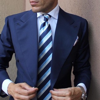 Модный лук: темно-синий пиджак, белая классическая рубашка, синий галстук в вертикальную полоску, синий нагрудный платок с "огурцами"