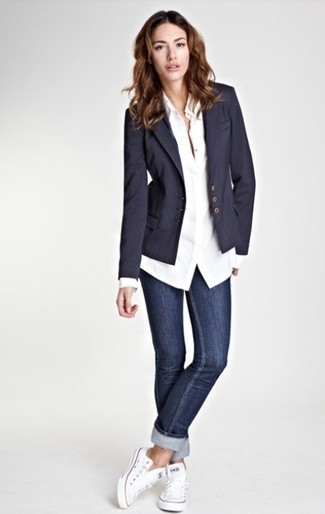 Какие джинсы носить с белыми низкими кедами в 30 лет женщине: Тандем темно-синего пиджака и джинсов поможет выглядеть аккуратно, но при этом подчеркнуть твою индивидуальность. Этот наряд прекрасно закончат белые низкие кеды.