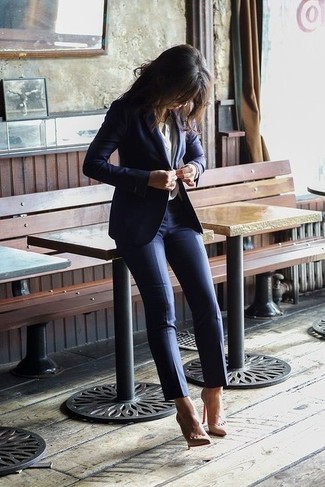 С чем носить синий пиджак женщине в деловом стиле: Если ты принадлежишь к той категории женщин, которые одеваются со вкусом, тебе подойдет образ из синего пиджака и темно-синих узких брюк. Вместе с этим образом стильно выглядят бежевые кожаные туфли.