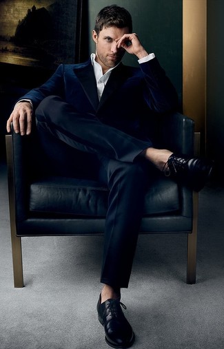 С чем носить темно-синий бархатный пиджак мужчине в деловом стиле: Сочетание темно-синего бархатного пиджака и черных классических брюк позволит создать стильный классический образ. Вместе с этим ансамблем органично смотрятся черные кожаные туфли дерби.