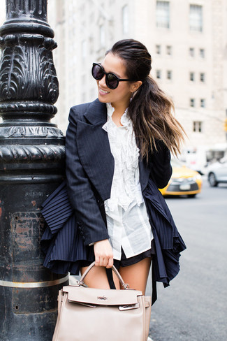 Как носить белую классическую рубашку с черными шортами женщине лето: Комбо из белой классической рубашки и черных шорт — замечательный вариант для создания наряда в стиле smart casual. Весьма подходящая задумка для легкого летнего образа!