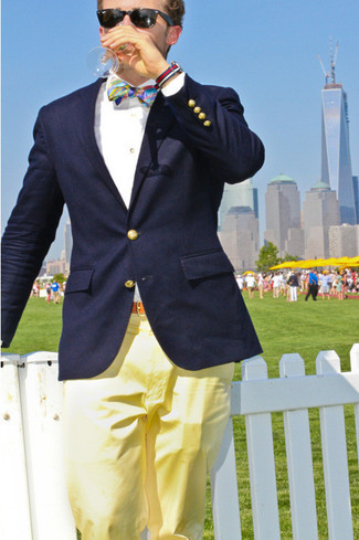 Модный лук: темно-синий пиджак, белая рубашка с длинным рукавом, желтые брюки чинос, коричневый кожаный ремень