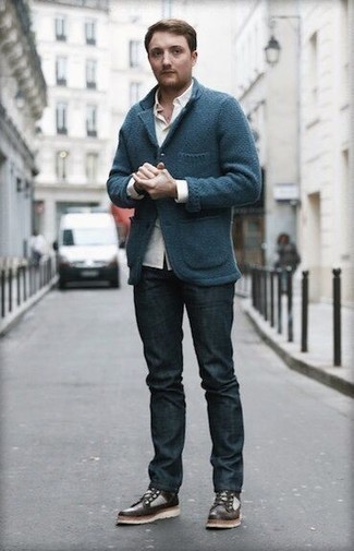 С чем носить темно-синий вязаный пиджак мужчине: Темно-синий вязаный пиджак и темно-синие джинсы — прекрасная идея для простого, но модного мужского лука. Что касается обуви, можешь отдать предпочтение классическому стилю и выбрать темно-коричневые кожаные повседневные ботинки.
