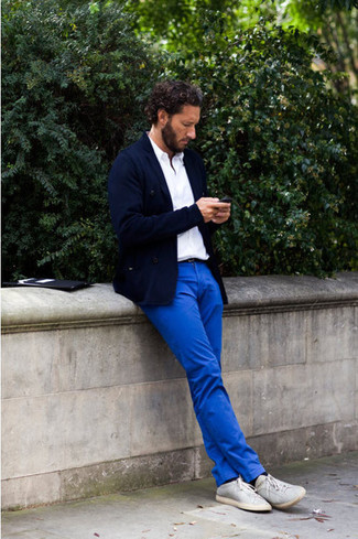 С чем носить синие брюки чинос: Темно-синий пиджак в паре с синими брюками чинос может стать замечательным офисным луком. Почему бы не добавить в этот образ чуточку авантюрности с помощью серых плимсоллов?