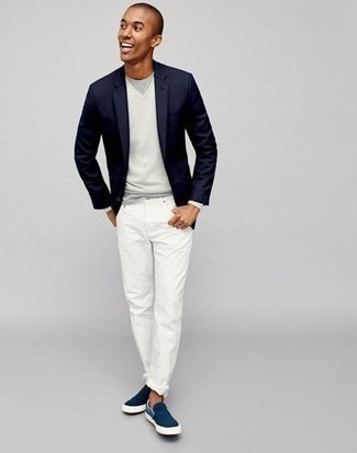 Как носить темно-синий пиджак с белыми джинсами в 20 лет мужчине в стиле кэжуал: Образ из темно-синего пиджака и белых джинсов — олицетворение современного городского стиля. Создать модный контраст с остальными вещами из этого ансамбля помогут темно-синие замшевые слипоны.
