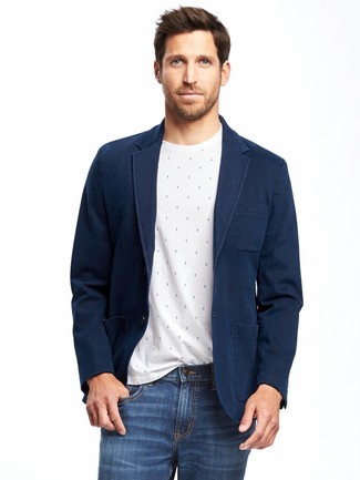 С чем носить темно-синий пиджак мужчине лето в стиле кэжуал: Если ты принадлежишь к той редкой группе джентльменов, которые каждый день стараются смотреться безукоризненно, тебе придется по душе тандем темно-синего пиджака и синих джинсов. Переносить нестерпимый июльский зной намного проще, когда на тебе такое сочетание одежды.