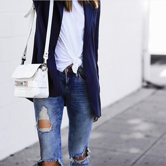 С чем носить темно-синий пиджак в вертикальную полоску женщине: Темно-синий пиджак в вертикальную полоску в паре с синими рваными джинсами — классный вариант для создания наряда в элегантно-деловом стиле.