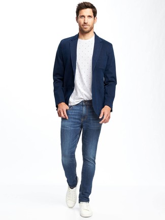 Как носить синие джинсы с бело-красными кожаными низкими кедами мужчине: Темно-синий пиджак и синие джинсы позволят составить гармоничный модный ансамбль. В тандеме с бело-красными кожаными низкими кедами весь ансамбль выглядит очень динамично.