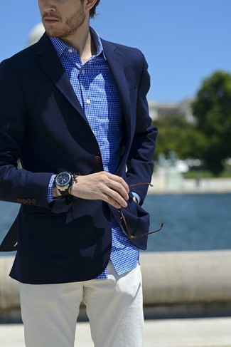 Как носить темно-синий пиджак с бело-синей классической рубашкой в мелкую клетку мужчине лето: Темно-синий пиджак и бело-синяя классическая рубашка в мелкую клетку — беспроигрышный вариант для создания мужского ансамбля в стиле элегантной повседневности. Разумеется, такое сочетание вещей станет замечательной идеей для жаркой летней погоды.