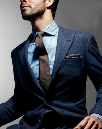 Модный лук: темно-синий пиджак в вертикальную полоску, бело-синяя классическая рубашка, коричневый шерстяной галстук в шотландскую клетку, темно-серый нагрудный платок