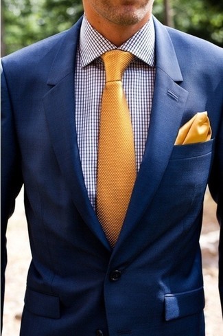 С чем носить желтый галстук мужчине лето в стиле смарт-кэжуал: Несмотря на то, что этот образ кажется достаточно выдержанным, сочетание темно-синего пиджака и желтого галстука приходится по вкусу джентльменам, неизбежно покоряя при этом дамские сердца. Такое сочетание вещей обеспечит комфорт в жаркую погоду и уверенность в том, что ты выглядишь отменно.