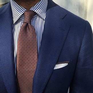Как носить темно-сине-зеленый пиджак с бело-синей классической рубашкой в вертикальную полоску мужчине лето: Темно-сине-зеленый пиджак и бело-синяя классическая рубашка в вертикальную полоску помогут создать необыденный мужской лук для работы в офисе. Такое сочетание обеспечивает тебе комфорт и удобство в настоящую жару.