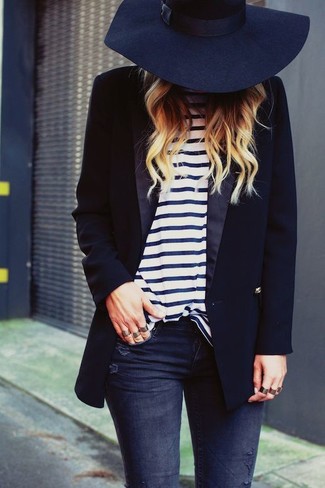 Модный лук: темно-синий пиджак, бело-темно-синяя футболка с длинным рукавом в горизонтальную полоску, темно-синие рваные джинсы скинни, темно-синяя шерстяная шляпа