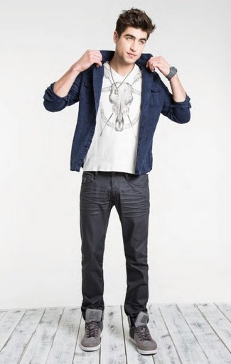 С чем носить темно-синий хлопковый пиджак в 20 лет мужчине в стиле кэжуал: Темно-синий хлопковый пиджак и темно-серые джинсы — идеальный выбор для повседневного офисного ансамбля. Пара серых высоких кед добавит луку расслабленности и динамичности.