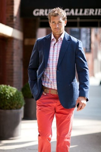 Как носить темно-синий пиджак с темно-красными брюками чинос: Если ты приписываешь себя к той редкой категории мужчин, разбирающихся в модных тенденциях, тебе подойдет образ из темно-синего пиджака и темно-красных брюк чинос.