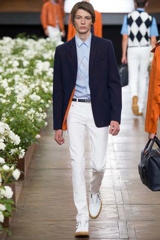 Какие лоферы носить с белыми брюками чинос: Тандем темно-синего пиджака и белых брюк чинос выглядит очень удачно, согласен? Любишь свежие образы? Заверши лук лоферами.