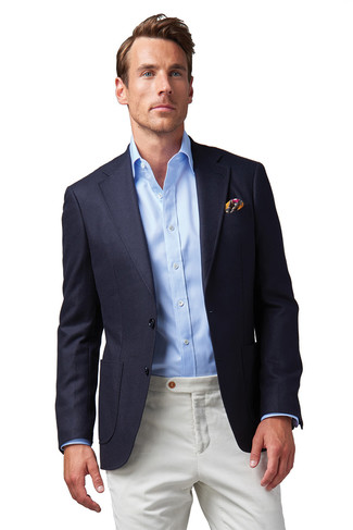 С чем носить разноцветный нагрудный платок в 30 лет в стиле смарт-кэжуал: Если в одежде ты ценишь удобство и практичность, темно-синий пиджак и разноцветный нагрудный платок — хороший вариант для расслабленного повседневного мужского лука.