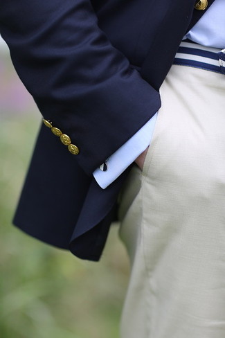 С чем носить белый ремень мужчине: Стильное сочетание темно-синего пиджака и белого ремень подойдет для мероприятий, когда удобство ставится превыше всего.