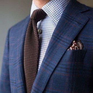 С чем носить темно-коричневый вязаный галстук мужчине: Комбо из темно-синего шерстяного пиджака в шотландскую клетку и темно-коричневого вязаного галстука — отличный пример элегантного стиля.