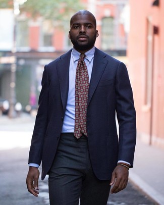 С чем носить темно-красный галстук в 30 лет мужчине в деловом стиле: Комбо из темно-синего пиджака и темно-красного галстука поможет создать выразительный мужской лук.