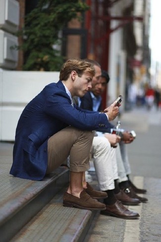 Как носить темно-синий пиджак с коричневыми замшевыми лоферами в 30 лет мужчине лето: Надев темно-синий пиджак и коричневые брюки чинос, можно спокойно отправляться на полуформальную встречу или культурное мероприятие. Думаешь добавить сюда нотку изысканности? Тогда в качестве обуви к этому ансамблю, обрати внимание на коричневые замшевые лоферы. Подобный образ будет настоящим спасением, когда за окном изнуряющий зной.