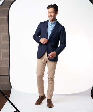 С чем носить темно-синий пиджак в 30 лет мужчине в стиле смарт-кэжуал: Когда не представляешь, что надеть на учебу или на работу, темно-синий пиджак и светло-коричневые брюки чинос — прекрасный лук. Очень выигрышно здесь будут смотреться темно-коричневые кожаные ботинки дезерты.