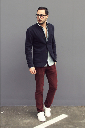 Какие пиджаки носить с темно-красными джинсами в 30 лет мужчине в стиле смарт-кэжуал: Пиджак в сочетании с темно-красными джинсами без сомнений будет обращать на себя взгляды прекрасного пола. Такой образ легко адаптировать к повседневным условиям городской жизни, если завершить его белыми низкими кедами.