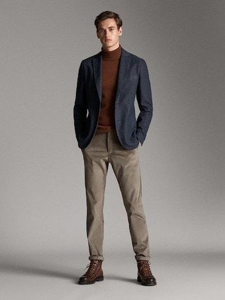 Как носить темно-синий пиджак с коричневыми брюками чинос в 30 лет осень: Темно-синий пиджак и коричневые брюки чинос — прекрасный вариант для приверженцев дресс-кода smart casual. В тандеме с этим луком наиболее гармонично будут смотреться коричневые кожаные повседневные ботинки. Если хочешь выглядеть по-осеннему эффектно и интересно, несомненно стоит взять этот лук на вооружение.