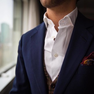 С чем носить красно-темно-синий нагрудный платок осень: Темно-синий пиджак и красно-темно-синий нагрудный платок — стильный выбор парней, которые всегда в движении. Если хочешь выглядеть по-осеннему эффектно и стильно, определенно нужно взять этот образ на заметку.
