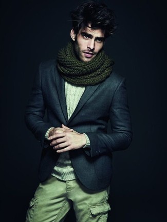 С чем носить мятный вязаный свитер мужчине: Мятный вязаный свитер и зеленые брюки карго помогут создать нескучный и модный образ.