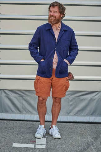 Как носить темно-синий пиджак с белыми кожаными низкими кедами в 30 лет мужчине в стиле кэжуал: Темно-синий пиджак в сочетании с оранжевыми шортами без сомнений будет обращать на себя внимание прекрасных женщин. Если тебе нравится более практичная обувь, лучше остановить свой выбор на белых кожаных низких кедах.