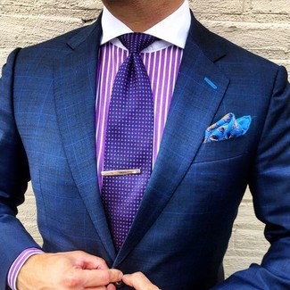 Как носить темно-синий пиджак с светло-фиолетовой классической рубашкой мужчине в стиле смарт-кэжуал: Ансамбль из темно-синего пиджака и светло-фиолетовой классической рубашки — превосходный пример современного городского стиля.