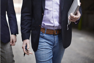 С чем носить темно-пурпурную рубашку в 30 лет мужчине: Комбо из темно-пурпурной рубашки и синих джинсов продолжает нравиться мужчинам, которые всегда одеты модно.