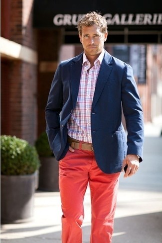 С чем носить темно-красные брюки чинос в теплую погоду: Сочетание темно-синего пиджака и темно-красных брюк чинос отлично подойдет для рабочего дня в офисе.