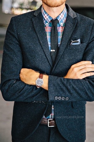 С чем носить разноцветную рубашку с длинным рукавом в шотландскую клетку мужчине в стиле смарт-кэжуал: Сочетание разноцветной рубашки с длинным рукавом в шотландскую клетку и темно-синего шерстяного пиджака поможет составить модный, но в то же время мужественный лук.