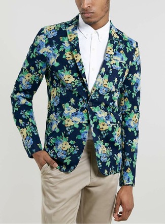 С чем носить пиджак с цветочным принтом мужчине в стиле смарт-кэжуал: Пиджак с цветочным принтом великолепно сочетается с бежевыми брюками чинос.