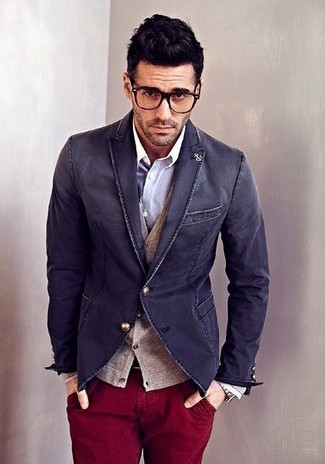 Как носить светло-коричневый кардиган с темно-синим пиджаком в 30 лет мужчине в теплую погоду: Темно-синий пиджак и светло-коричневый кардиган — идеальный выбор для приверженцев дресс-кода смарт-кэжуал.
