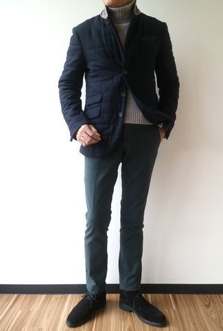 С чем носить темно-синий стеганый пиджак мужчине: Поклонникам стиля business casual придется по душе дуэт темно-синего стеганого пиджака и темно-синих брюк чинос. Черные замшевые ботинки дезерты — беспроигрышный выбор, чтобы дополнить лук.