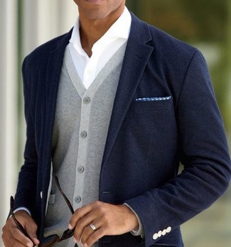 Модный лук: темно-синий пиджак, серый кардиган, белая рубашка с длинным рукавом, синий нагрудный платок в горошек