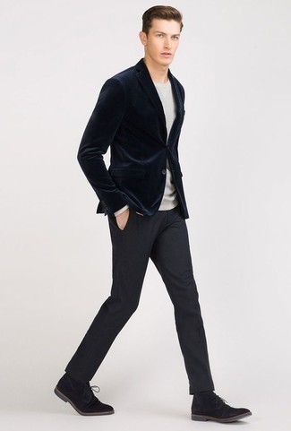 Модный лук: темно-синий бархатный пиджак, серый свитер с круглым вырезом, темно-синие классические брюки, черные замшевые ботинки дезерты