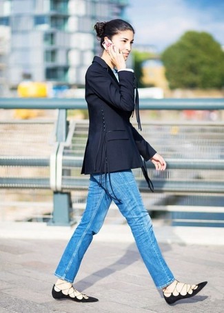 Как носить джинсы с пиджаком женщине: Пиджак и джинсы надежно обосновались в гардеробе многих барышень, помогая создавать эффектные и стильные ансамбли. Любишь дерзкие сочетания? Можешь завершить свой ансамбль черными кожаными балетками.