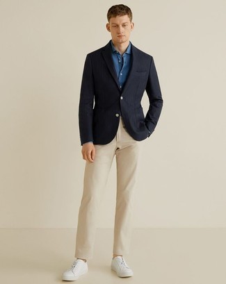 Как носить темно-синий пиджак с белыми низкими кедами мужчине: Темно-синий пиджак и бежевые брюки чинос — беспроигрышный вариант для приверженцев стиля smart casual. Белые низкие кеды помогут сделать лук менее формальным.