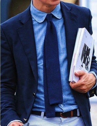 Как носить синюю рубашку с длинным рукавом с темно-синим пиджаком мужчине в теплую погоду: Ансамбль из темно-синего пиджака и синей рубашки с длинным рукавом смотрится бесподобно, разве нет?