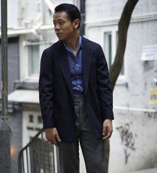 Модный лук: темно-синий пиджак, синяя рубашка с длинным рукавом из шамбре, темно-серые классические брюки