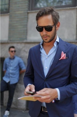 С чем носить синюю рубашку с длинным рукавом мужчине в теплую погоду в стиле смарт-кэжуал: Сочетание синей рубашки с длинным рукавом и темно-синего пиджака позволит создать стильный, но в то же время мужественный образ.