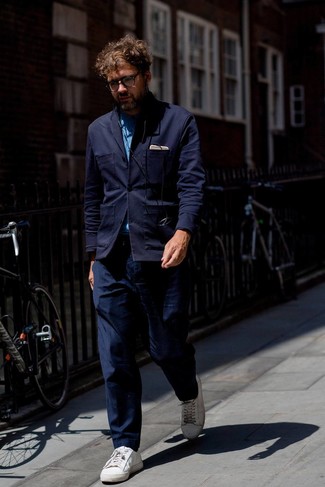 Какие низкие кеды носить с темно-сине-белым пиджаком в 30 лет мужчине: Комбо из темно-сине-белого пиджака и темно-синих брюк чинос — превосходный пример привлекательного офисного стиля для парней. Чтобы лук не получился слишком претенциозным, можешь завершить его низкими кедами.