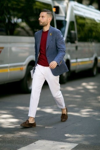 Какие пиджаки носить с белыми классическими брюками мужчине лето в стиле смарт-кэжуал: Пиджак и белые классические брюки — отличный выбор для выхода в свет. Что до обуви, можно завершить образ темно-коричневыми замшевыми лоферами с кисточками. Этот лук будет хорошим выбором, когда за окном жара, и ты не представляешь, что надеть.