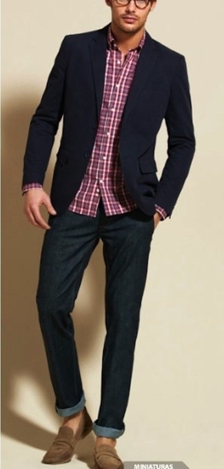 Модный лук: темно-синий пиджак, темно-пурпурная рубашка с длинным рукавом в шотландскую клетку, темно-синие джинсы, коричневые замшевые лоферы