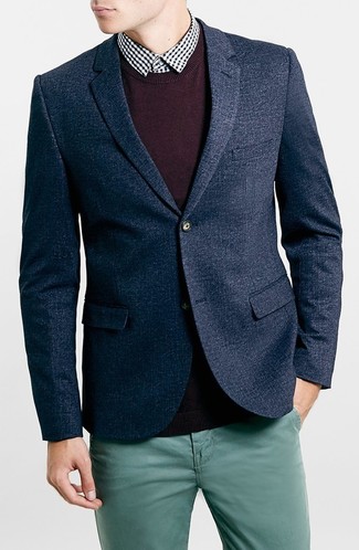 Как носить темно-синий шерстяной пиджак с оливковыми брюками чинос осень в стиле смарт-кэжуал: Если ты из той когорты джентльменов, которые любят одеваться стильно, тебе придется по душе тандем темно-синего шерстяного пиджака и оливковых брюк чинос. Разумеется, такое сочетание будет замечательной идеей осенью.