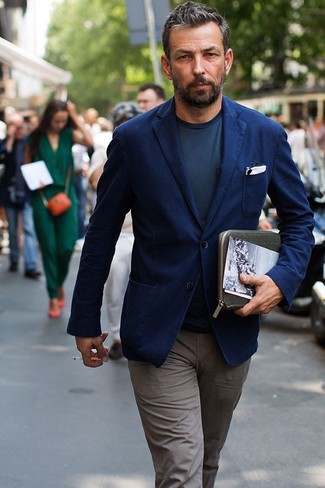 Как носить синий пиджак с серыми брюками чинос в стиле смарт-кэжуал: Ансамбль из синего пиджака и серых брюк чинос поможет реализовать в твоем ансамбле городской стиль современного мужчины.